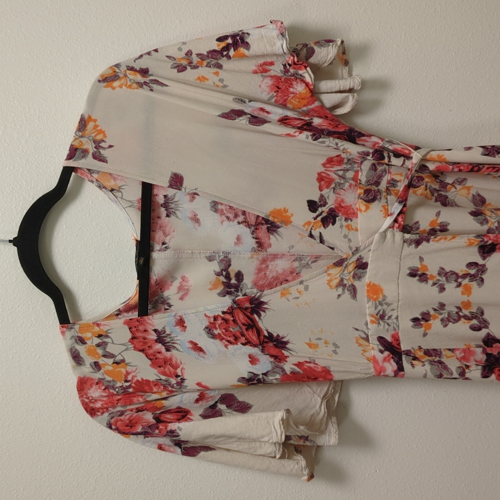 Aakaa Floral Wrap Dress – Boho-Inspired Elegance - Voluminous - Flowy - Delicate - Picture 3 of 12